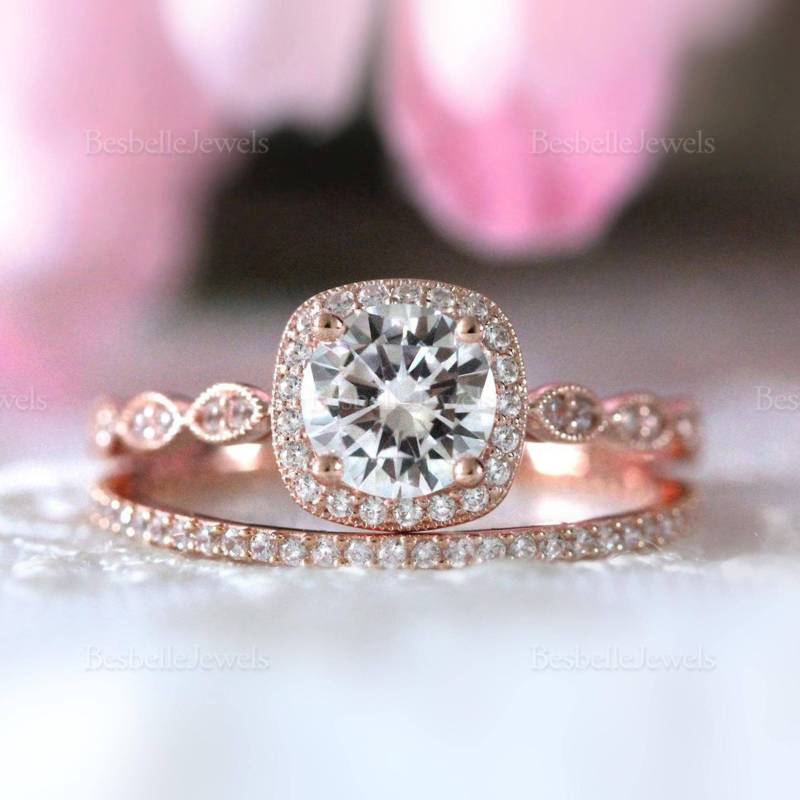 Runde Halo Brilliantschliff Braut Set - Vintage Verlobungsring Pave Hochzeit Band Zierliche Hochzeits | 5553-2Pr von BesbelleJewels