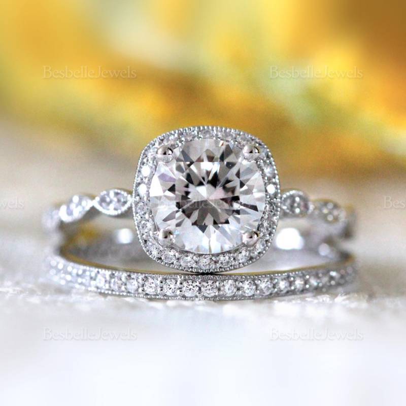 Rundes Halo Art Deco Braut Set - Brilliantschliff Verlobungsring Zierliche Milgrain Eternity Ehering Geschenkset | 6053-2Mr von BesbelleJewels