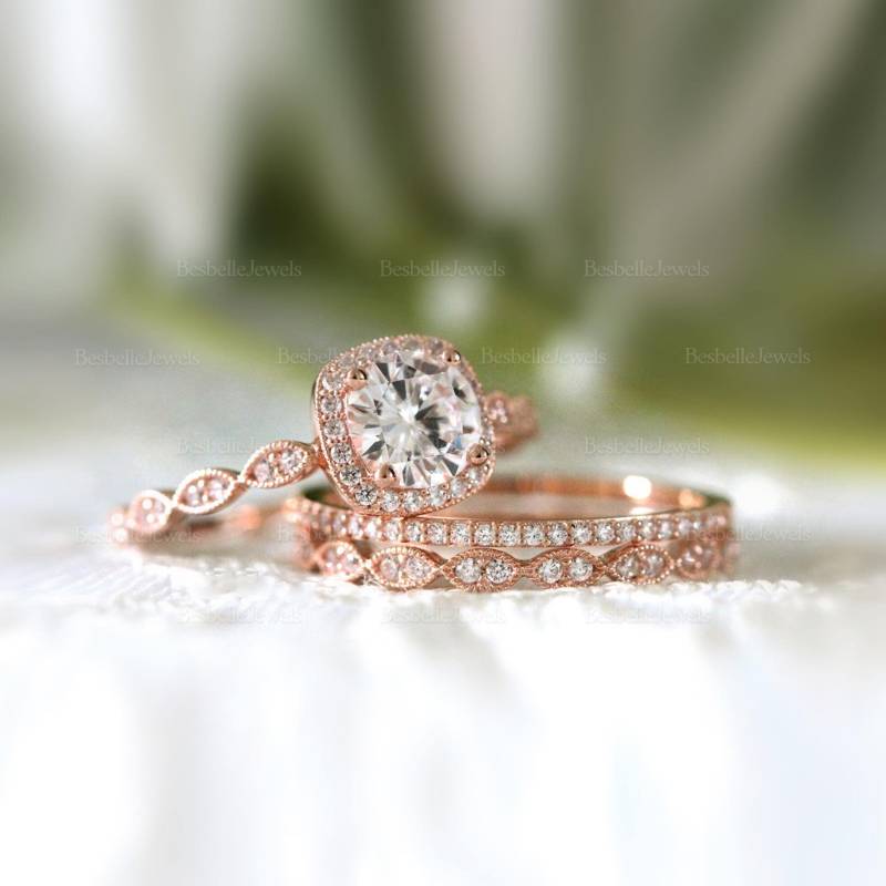 Rundes Halo Brautring Set/Art Deco Ehering Vintage Zierlicher Cabochon-Cz Diamant 3Pc Stapelring | 5553-3Pxr von BesbelleJewels