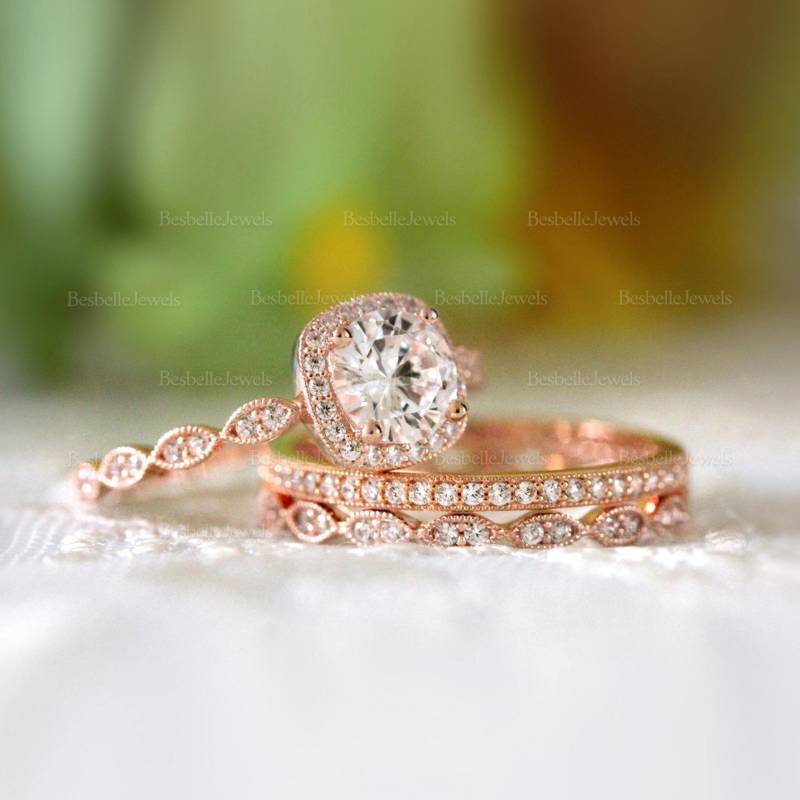 Rundes Halo Brautring Set/Vintage Art Deco Ehering Zierliche Vorgesetzte Labor Erstellte Cz Diamant 3Pc Stacking Ring | 5553-3Mxr von BesbelleJewels