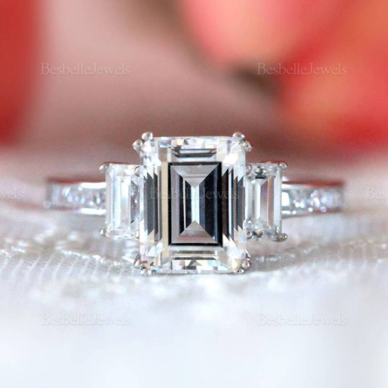 Smaragd Drei Stein Verlobungsring - Im Smaragdschliff Braut Elegante Verlobung Valentinstag | 3314R von BesbelleJewels