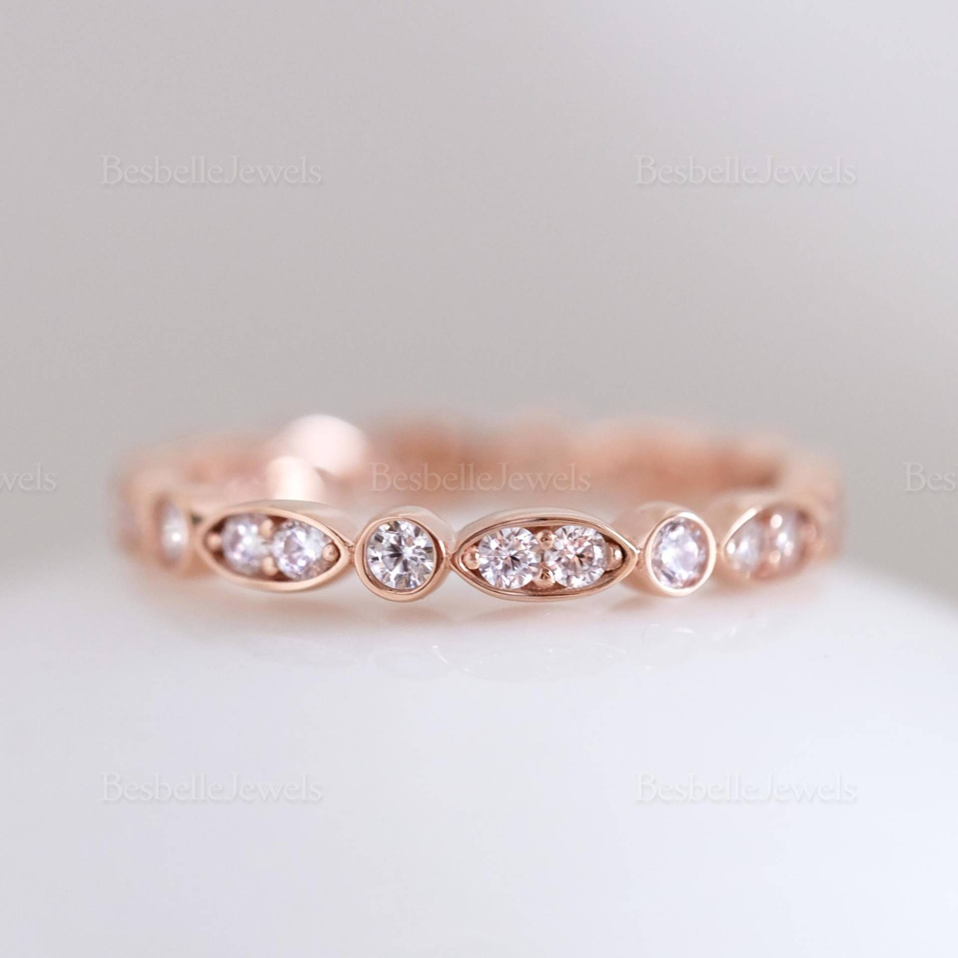 Stapelbarer Eternity Ring Im Art Deco Stil - Runder Ehering Brillantschliff Zierlicher Marquise & Dot Bandring | 3216R von BesbelleJewels