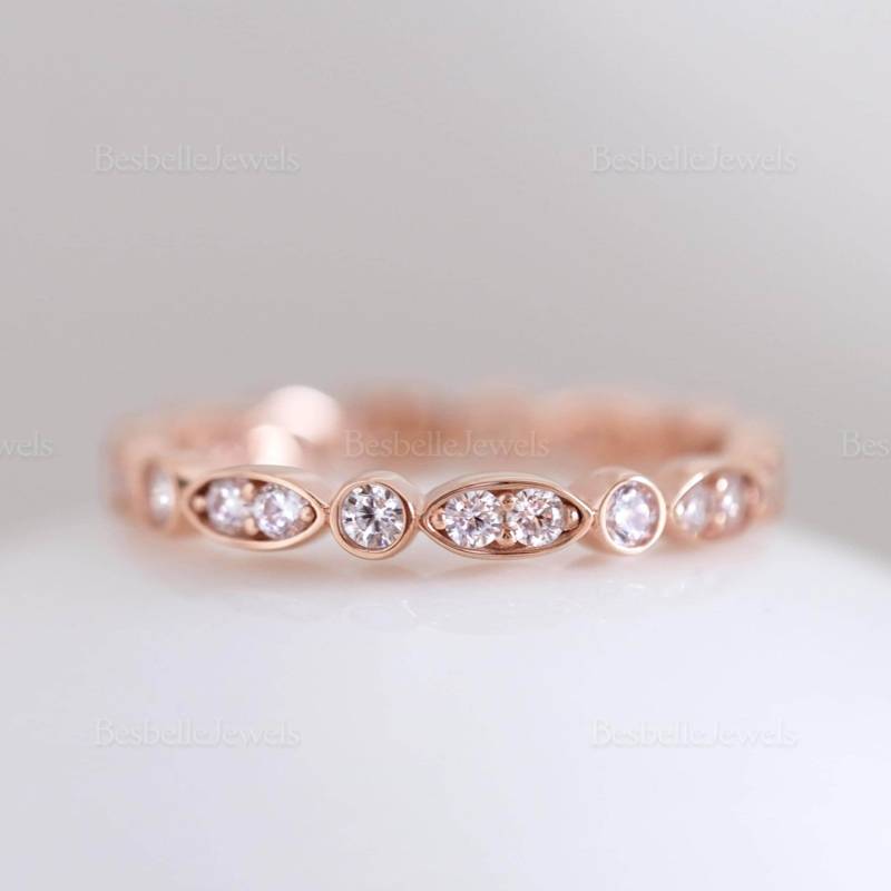Stapelbarer Eternity Ring Im Art Deco Stil - Runder Ehering Brillantschliff Zierlicher Marquise & Dot Bandring | 3216R von BesbelleJewels