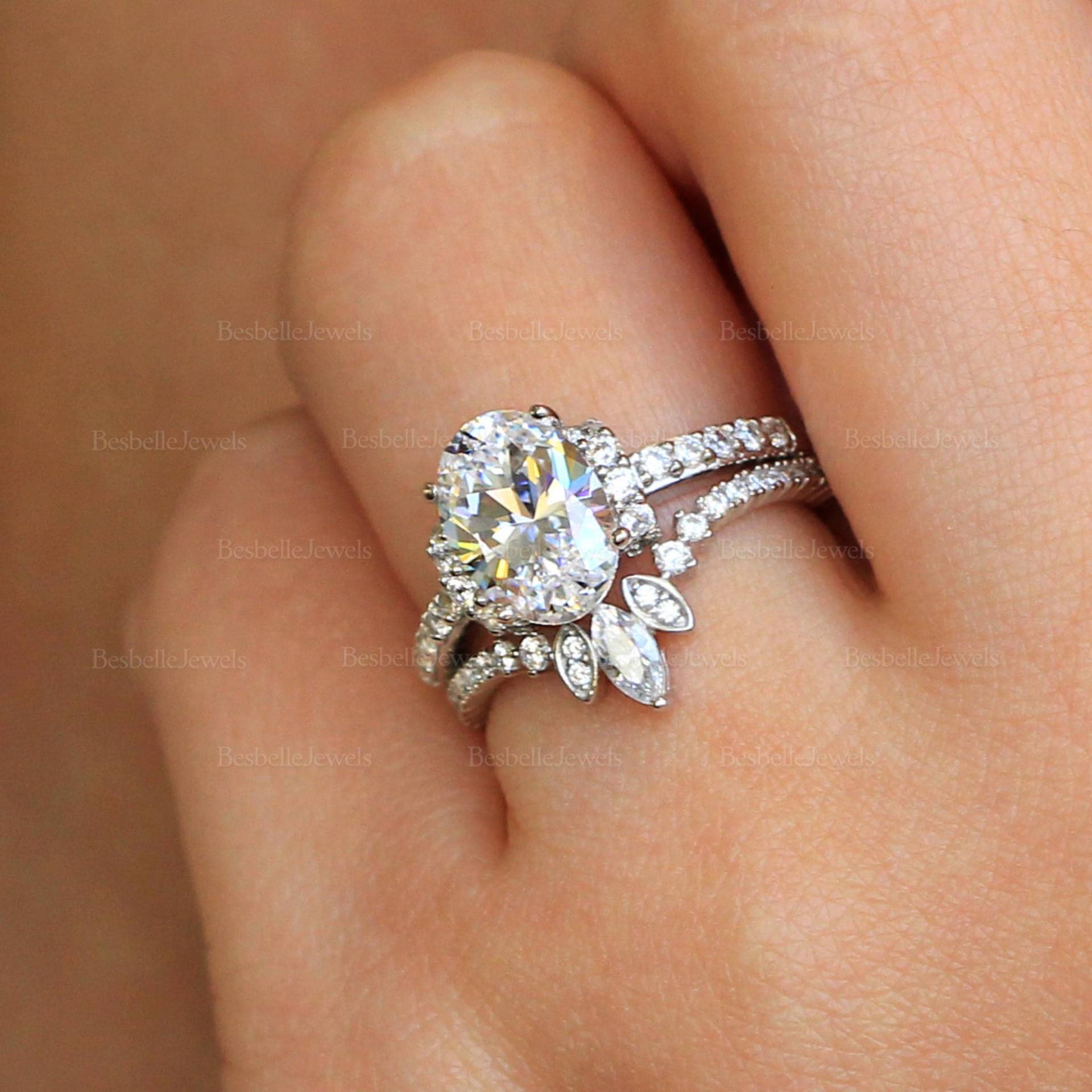 Tiara Hochzeitsring Set/Oval Halb Halo Verlobungsring Vintage Stil Doppelring Lab Made Brilliance Ring | 4519-2Tr von BesbelleJewels