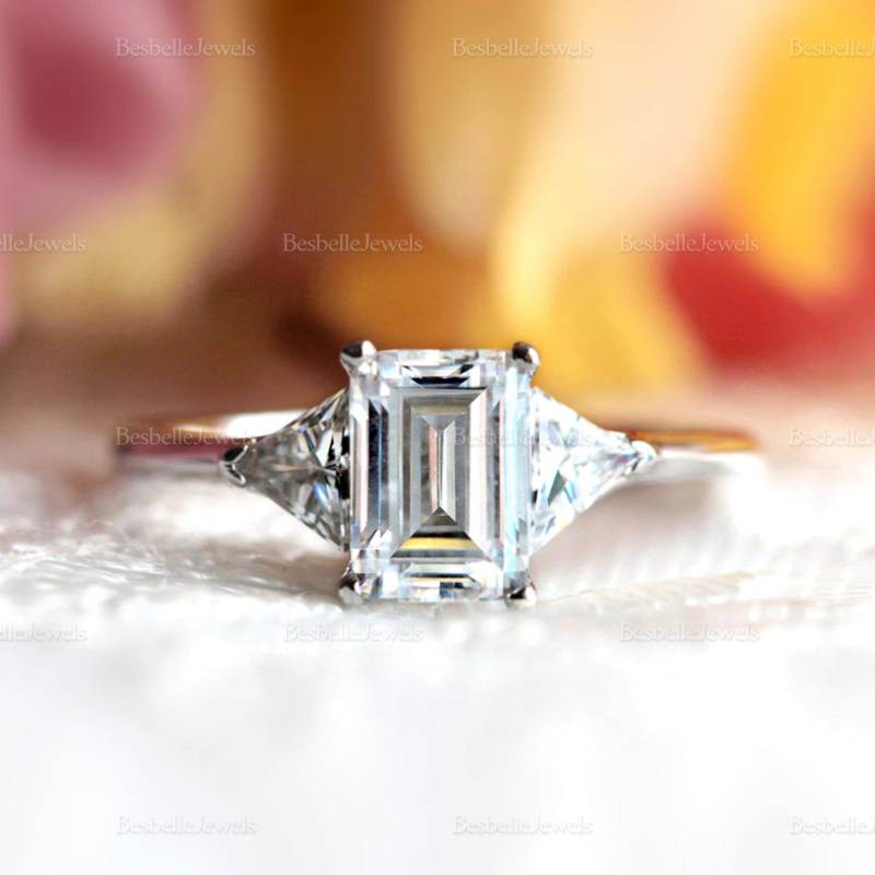 Trapez Drei Stein Verlobungsring - Vintage Smaragd Trillion Schliff Ring Stil Hochzeitsschmuck [Br8420Em] von BesbelleJewels