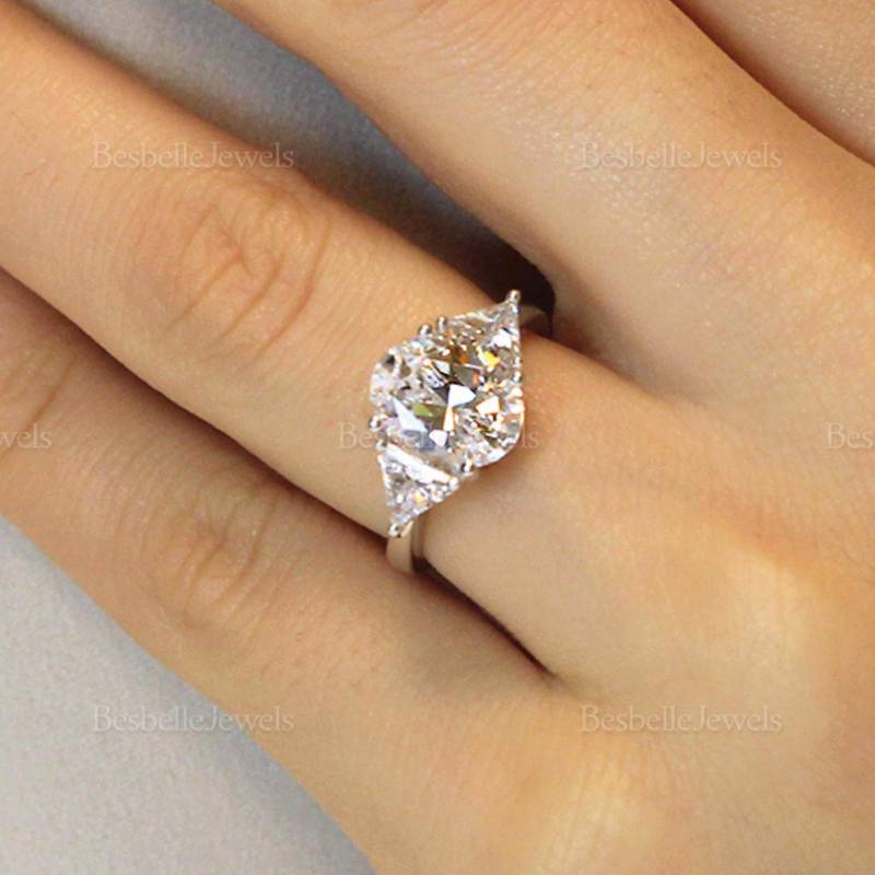 Trillion & Oval Cut Sterling Silber Verlobungsring Mit Drei Steinen | 2812R von BesbelleJewels