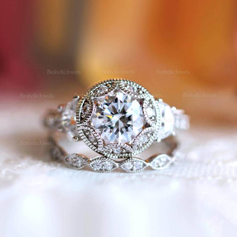 Vintage Art Deco Halo Brautring Set/Runder Halbmond Ring Ringset Im Stil Bandring | 7119-2R von BesbelleJewels