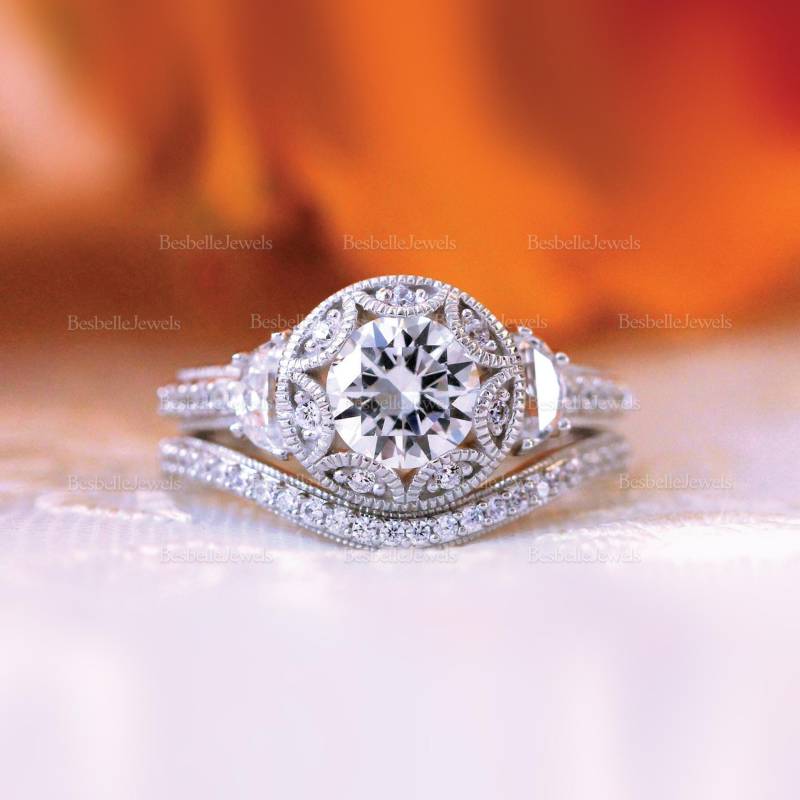 Vintage Art Deco Halo Brautring Set/Runder Halbmond Ring Ringset Lab Made Cz Mit Gebogenem Band 7119-2C von BesbelleJewels