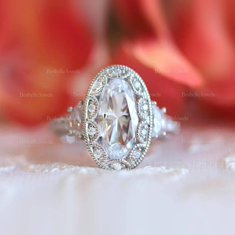 Vintage Art Deco Oval Halo Verlobungsring/Fancy Cut Halbmond Ring Lab Made Cz Stil Ehering 8819 von BesbelleJewels