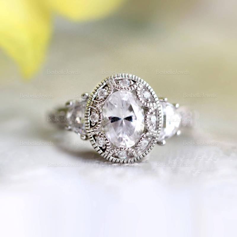 Vintage Art Deco Oval Halo Verlobungsring/Ovalschliff Halbmond Ring Lab-Created Cz Diamant Stil Ehering 3950 von BesbelleJewels