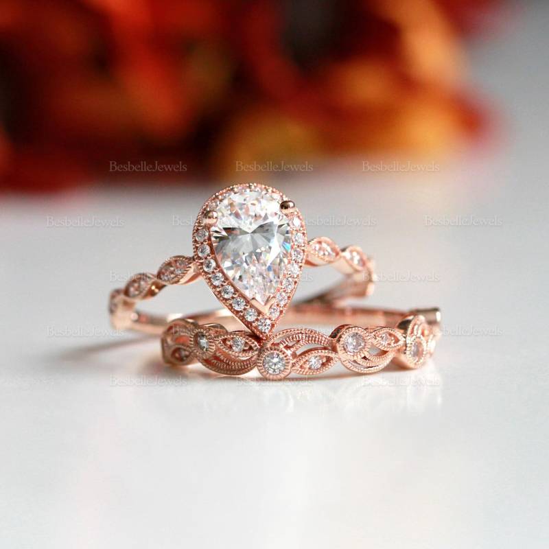 Vintage Birnen Art Deco Brautring Set/Halo Verlobungsring Vorgesetzter Laborring Hochzeitsring | 6253-2Lr von BesbelleJewels
