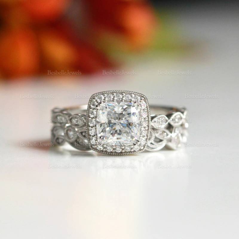 Kissen Halo Verlobungsring 1960Er Art Deco/Vintage Brautring Hochzeitsring Vorgesetzter Ring Set | 6153-2Lr von BesbelleJewels