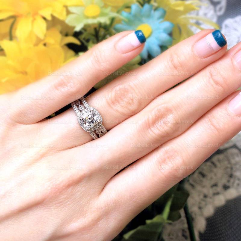 Vintage Milgrain Art Deco Braut Ring Set - Kissenschliff Halo Zierliche Brautring Jahrestag Geschenk Für Sie | 6153-3Mr von BesbelleJewels