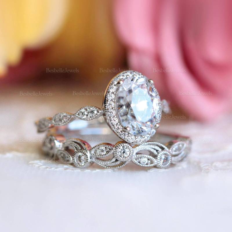 Vintage Oval Art Deco Brautring Set/Ovaler Halo Verlobungsring Superior Lab-Created Cz Diamant Vine Band Ehering | 5953-2Lr von BesbelleJewels