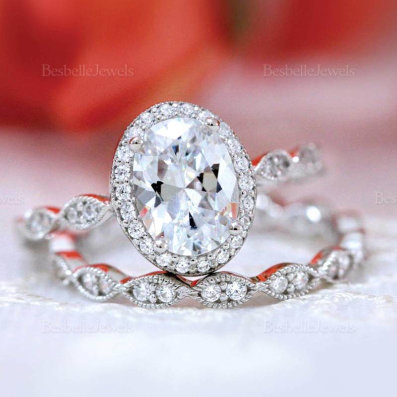 Vintage Oval Art Deco Brautring Set - Geschnittener Halo Verlobungsring Zierlicher Passender Ehering Eleganter Ovaler Ring | 5953-2R von BesbelleJewels