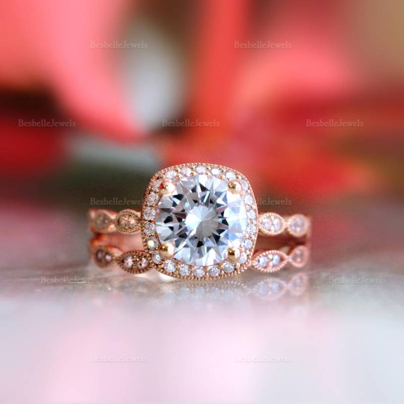 Vintage Runde Halo Art Deco Brautring Set - Brilliantschliff Verlobungsring Zierliche Ehering | 6053-2R von BesbelleJewels