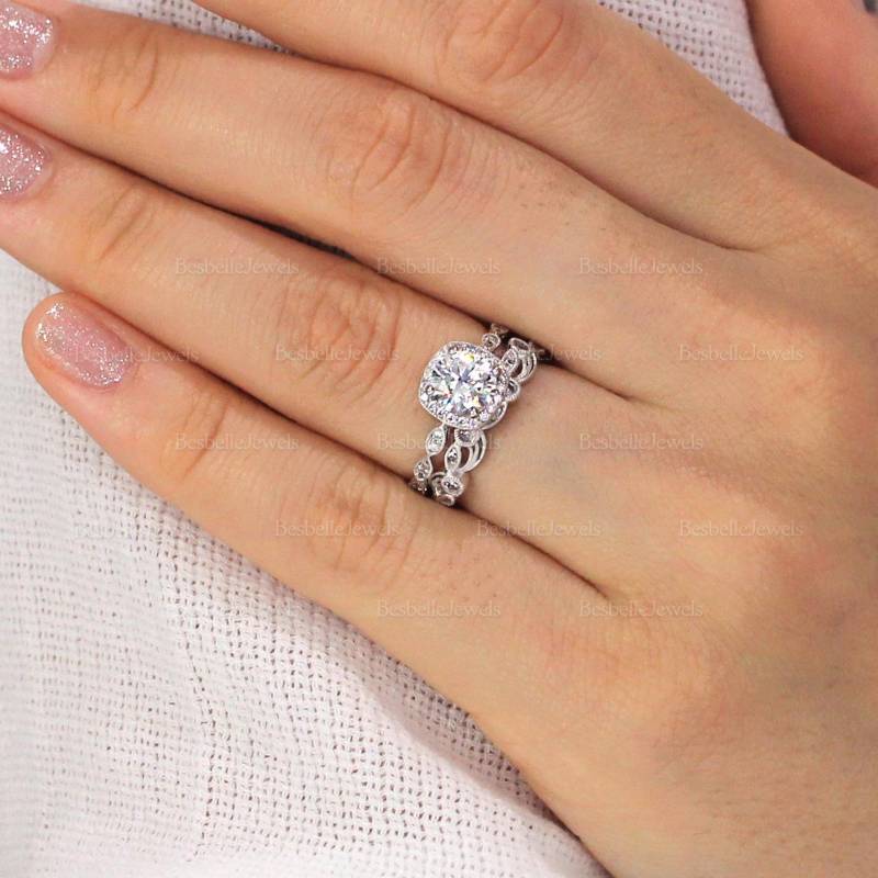 Vintage Runde Art Deco Brautring Set/Runder Halo Verlobungsring Superior Lab-Created Cz Diamant Vine Band Ehering | 5553-2Lr von BesbelleJewels