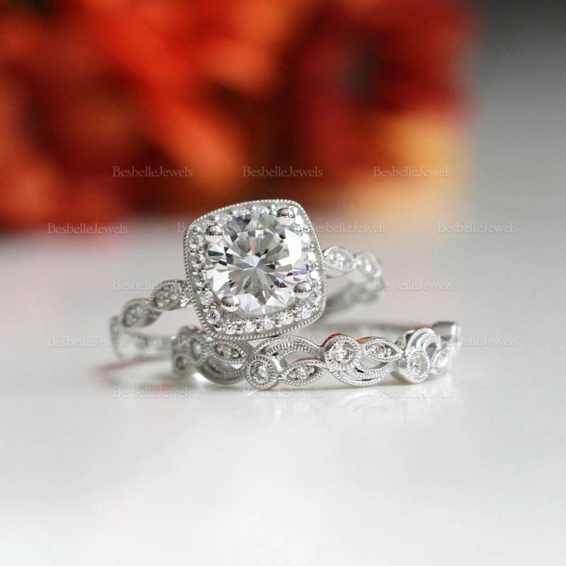 Runder Vintage Art Deco Verlobungsring/Hochzeitsring Set | 6053-2Lr von BesbelleJewels