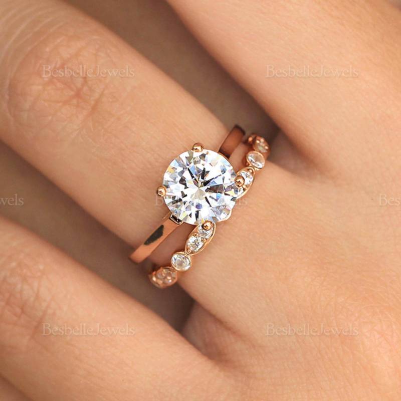 Vintage Minimalist Solitaire Braut Set - Brillantschliff Verlobungsring Zierliches Jubiläum Geschenk | 5313-2Ar von BesbelleJewels