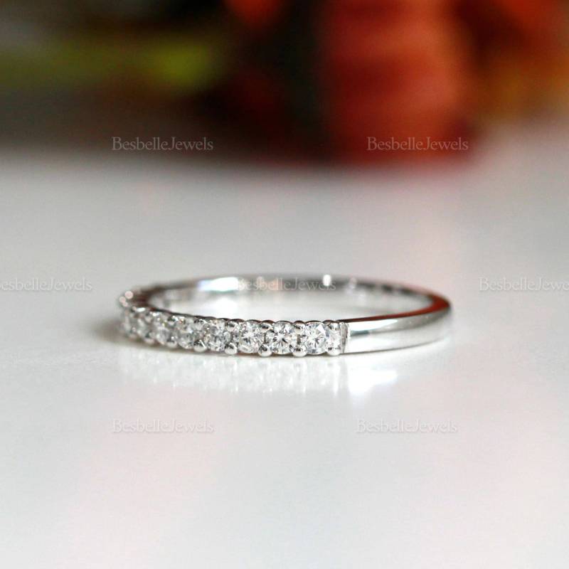 Zierlicher Halber Eternity Ring - Runder Pave Bandring Stapelbarer Geschenk Für Sie | 9113Hr von BesbelleJewels