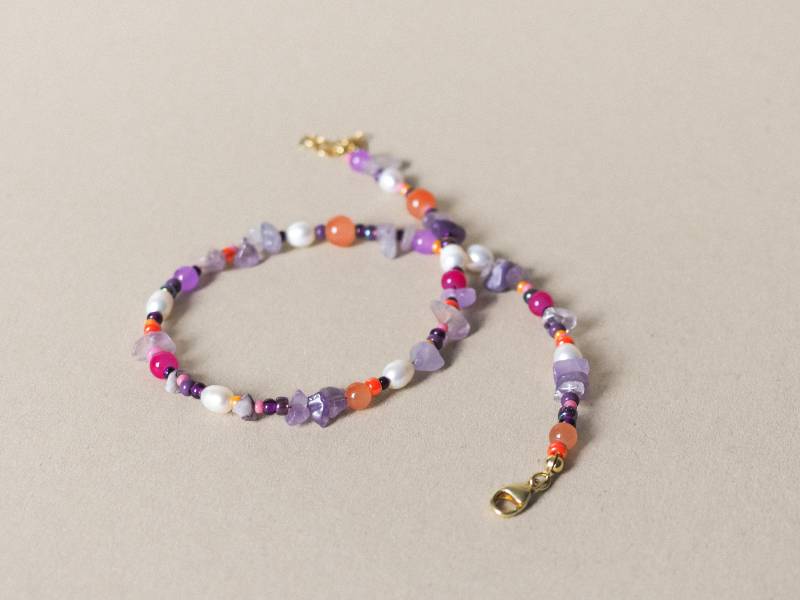 Bunte Perlenkette Mit Amethyst Und Süßwasserperlen | Halskette Perlen Vergoldeter Verschluss Silber Geschenk Handmade Weihnachten von BeschArtStudio