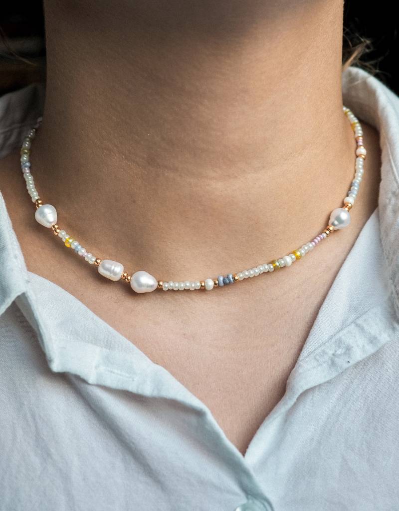 Bunte Perlenkette Mit Süßwasserperlen | Schmuckstück Für Damen Kette Aus Glasperlen Edelstahlverschluss Gold von BeschArtStudio