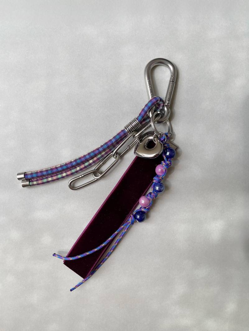 Handmade Taschenanhänger | Edelstahl Karabiner, Keramikperlen, Herz Charm, Edelstahlkette Schlüsselanhänger Bag Charm Anhänger Tasche von BeschArtStudio