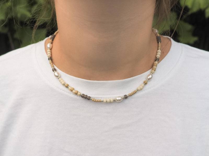 Perlenkette The Desert Aus Glasperlen Und Süßwasserperlen | Halskette Mit Perlen Beige Weiß Handmade Geschenk Sterling Silber Verschluss von BeschArtStudio