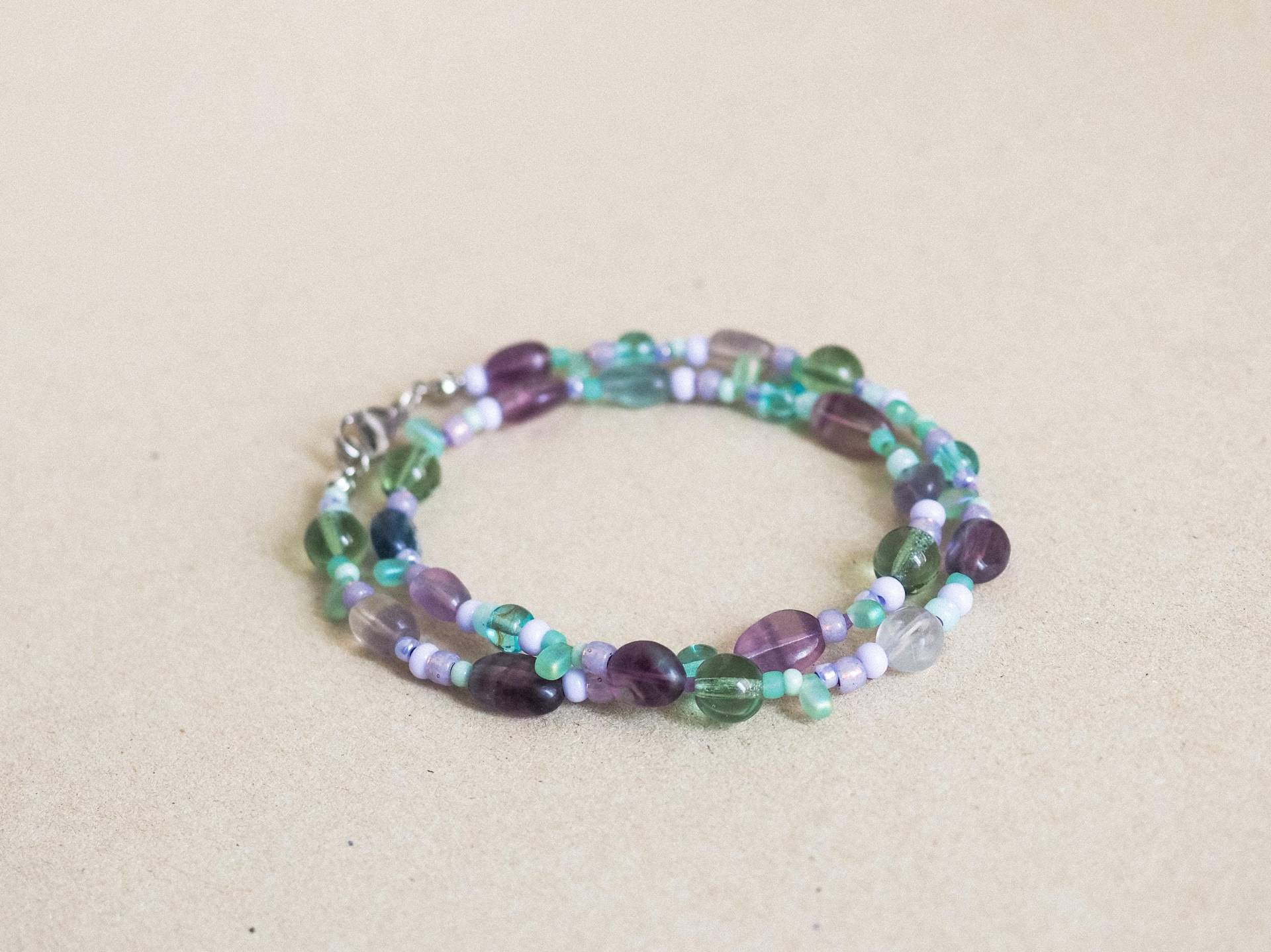 Serene Aura - Perlenkette Mit Fluorit Perlen, Glasperlen & Rocailles, Sterling Silber Karabinerverschluss, Handgefertigt, Perfekt Zum Layern von BeschArtStudio