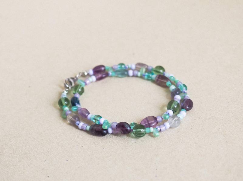 Serene Aura - Perlenkette Mit Fluorit Perlen, Glasperlen & Rocailles, Sterling Silber Karabinerverschluss, Handgefertigt, Perfekt Zum Layern von BeschArtStudio