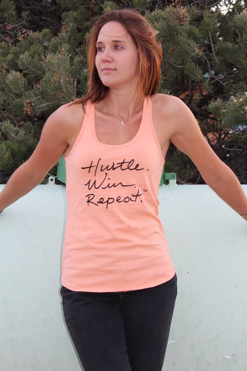 Hektik. Zu Gewinnen. Wiederholen. Stammesschild Tanktop von BesideThePoint