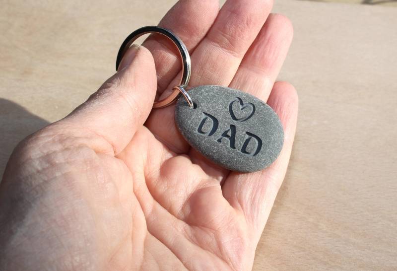 Dad Schlüsselanhänger Kieselstein Für Papa Geschenk Für Schlüsselring Vatertag Kiesel Gravur von BesidetheseaStudio
