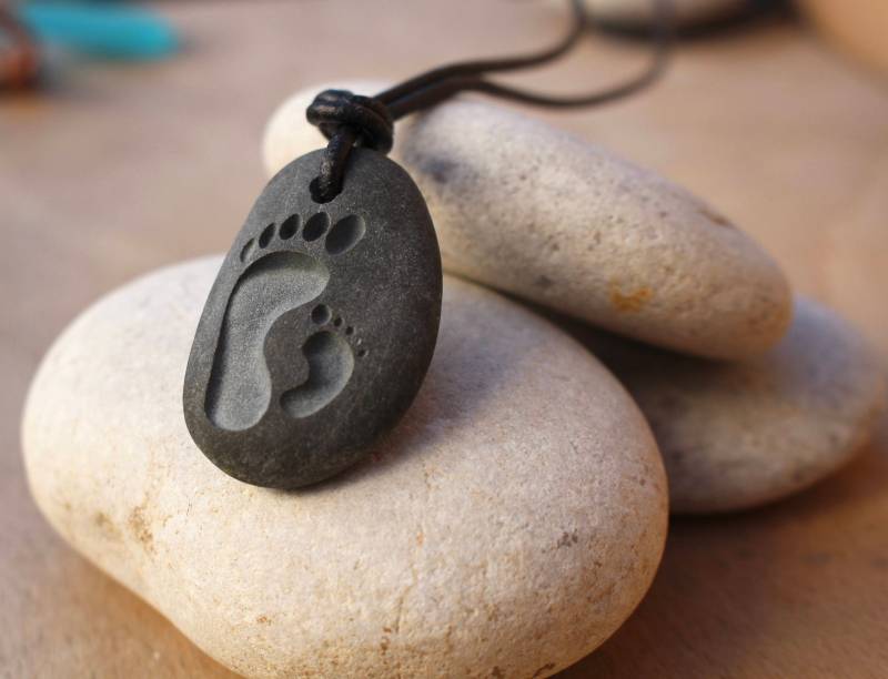 Neue Papa Halskette Geschenk Mama Neues Baby Füße Fußabdruck Gravierte Kieselstein Fuß Stein Dad To Be von BesidetheseaStudio