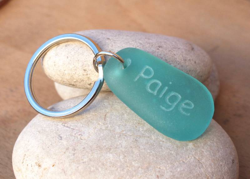 Personalisierter Schlüsselring Geldbörse Charm Seeglasanhänger Türkis Seeglas Name Personalisiert von BesidetheseaStudio