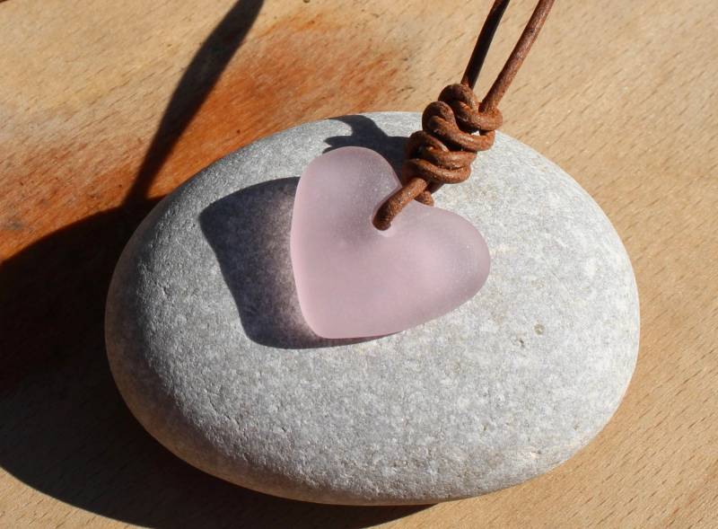 Rosa Seeglas Anhänger Meerjungfrau Halskette Herz Meer Glas Strand Schmuck Ozean Seeschaum Muttertag von BesidetheseaStudio