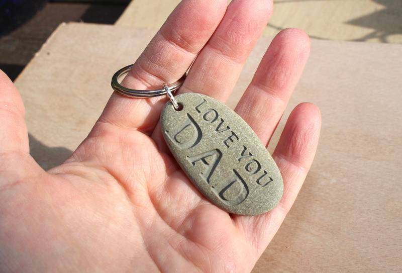 Schlüsselring Für Papa Geschenk Natur Vatertag Kiesel Schlüsselanhänger Rock Graviert Kieselstein von BesidetheseaStudio
