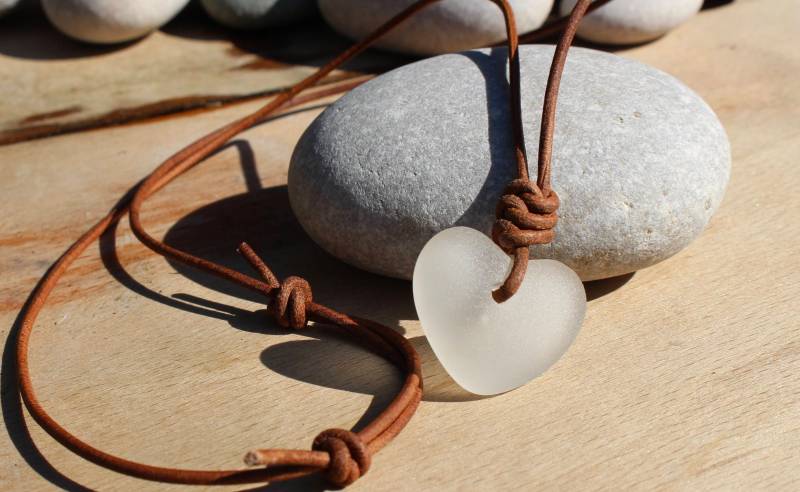Seeglas Anhänger Herz Strand Schmuck Halskette Seeschaum Weiß von BesidetheseaStudio