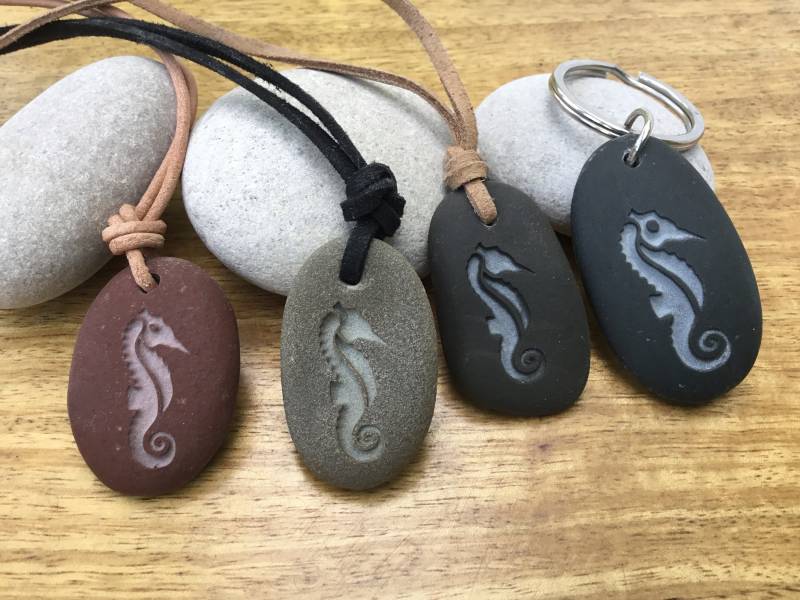 Seepferdchen Halskette Surfer Vegan Anhänger Gravierte Kieselstein Natürliche Strand Schmuck Unisex Fossile Hippocampus von BesidetheseaStudio