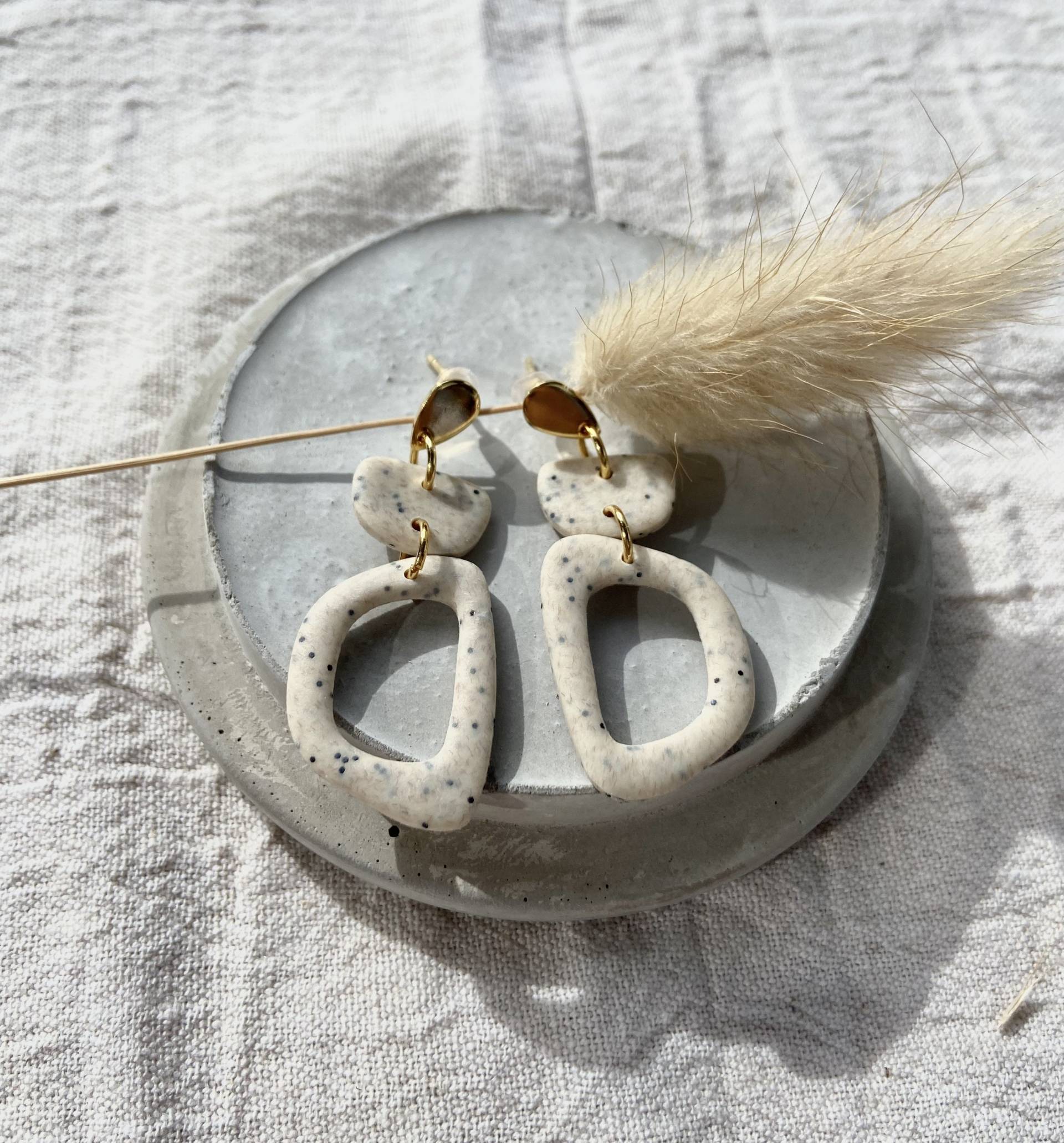 Belle - Polymer Clay Ohrringe | Handgefertigte Ton Boho Nature Beige von BesondersNati