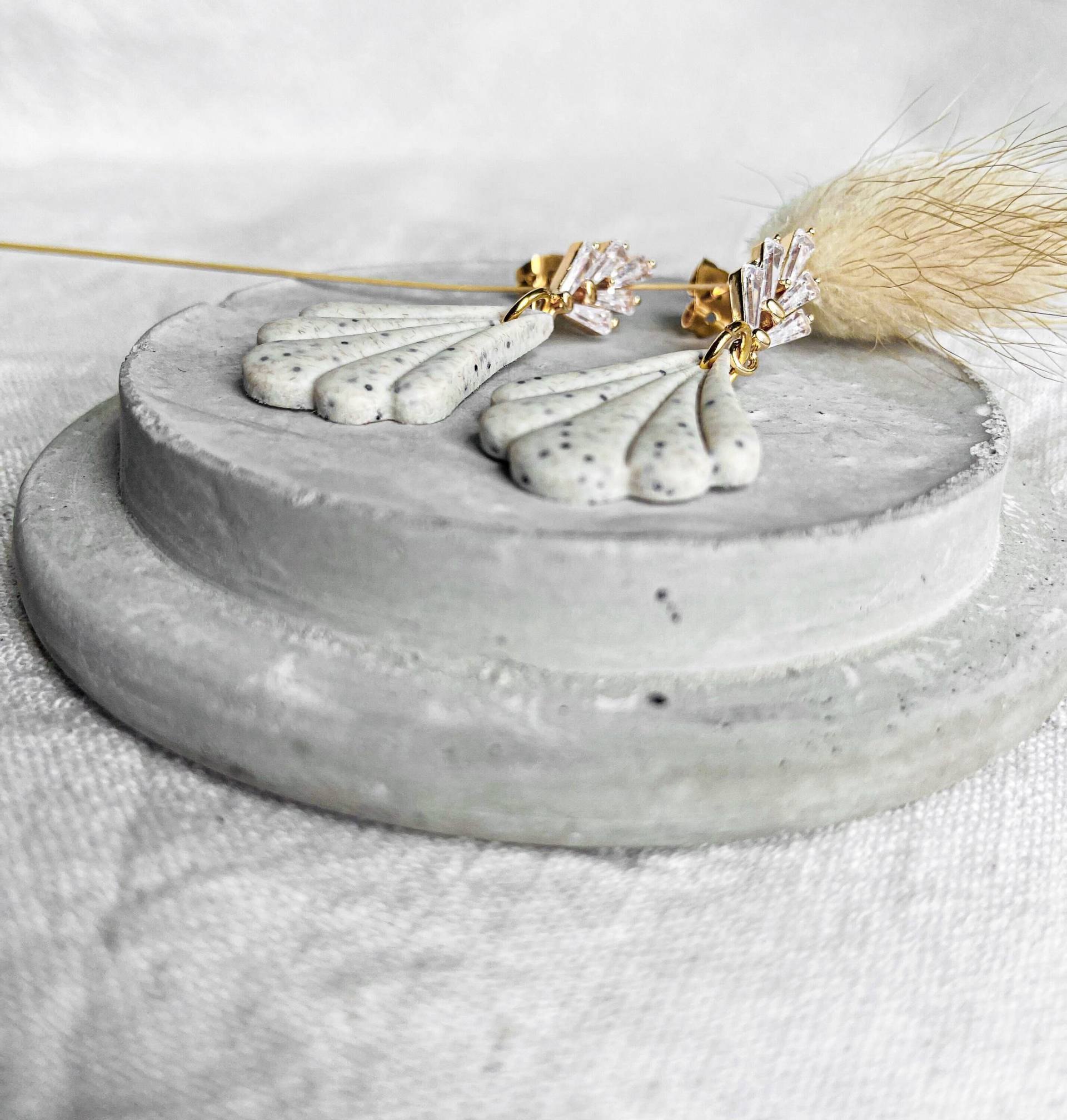 Luna_Beige | Polymer Clay Ohrringe Boho Hochwertiger Ohrstecker Mit Zirkonia-Element 925Er Sterling Silber von BesondersNati