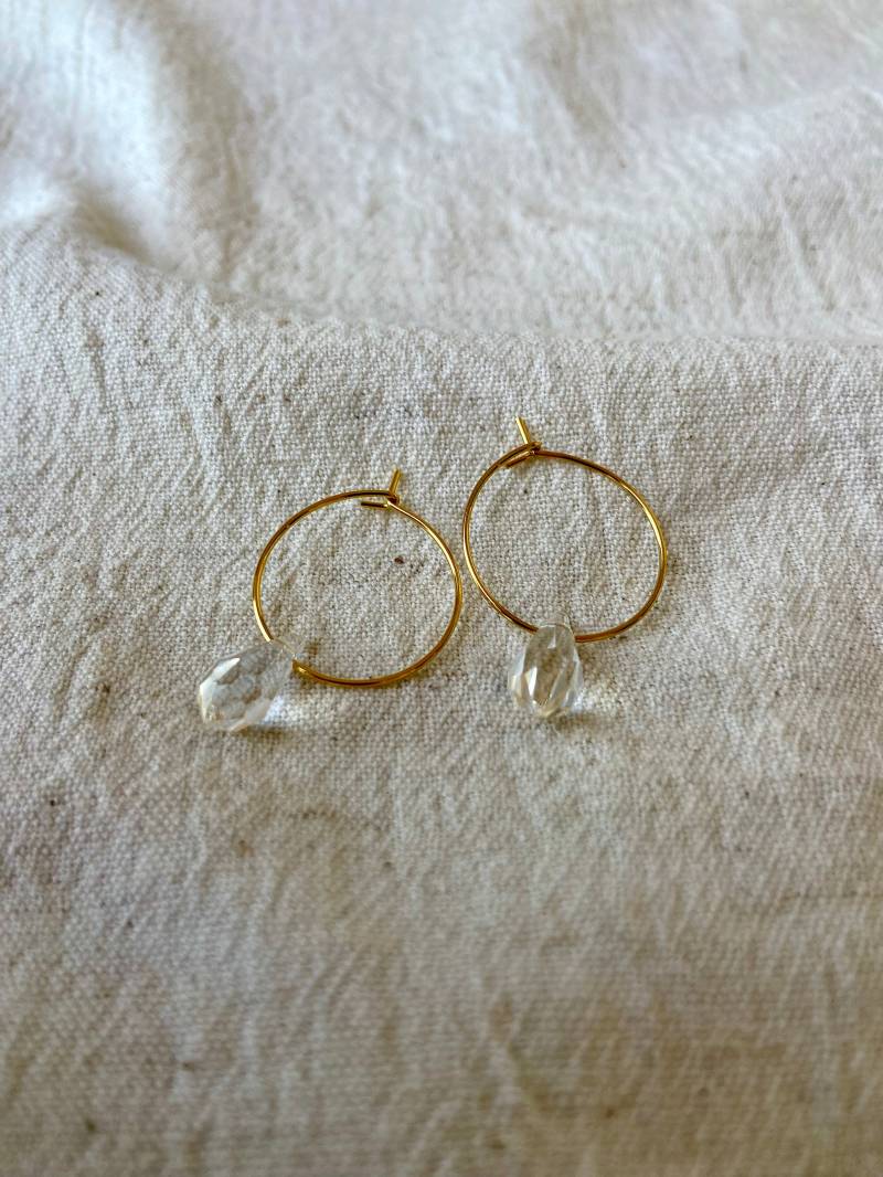 Missi | Edelstahl Creolen Vergoldet Tropfen-Anhänger Crystal Transparent Simple Hoop Träne Minimalistisch |Filigran von BesondersNati