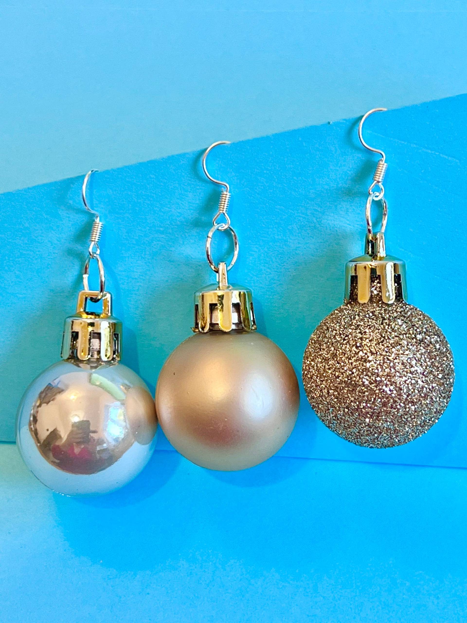 Weihnachtskugeln Kugeln Mini Ohrringe, Funky Baumeln Spaß Quirky, #christmas von BespokeDanglers