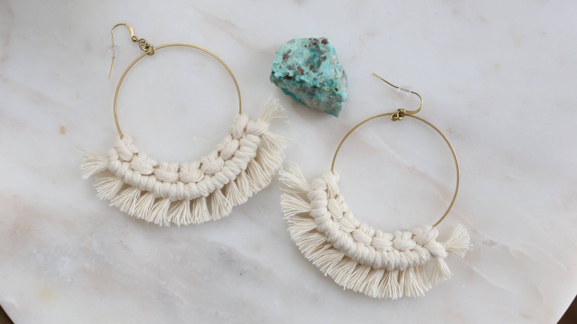 Große Makramee Fringe Gold Hoop Ohrringe, Statement Boho Schmuck, Geschenke Unter 25 Große Makramee Fringe Gold Hoop Ohrringe, Statement Boho Schmuck, Geschenke Unter 25 von BespokeMacrame