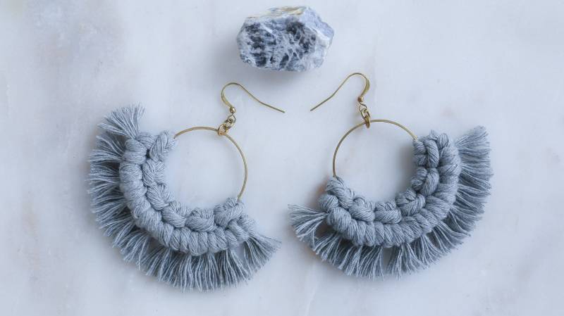 Makramee Fransen Ohrringe Mit Gold Hoop || Klein| Makramee Fransen Ohrringe Mit Gold Hoop || Klein| von BespokeMacrame