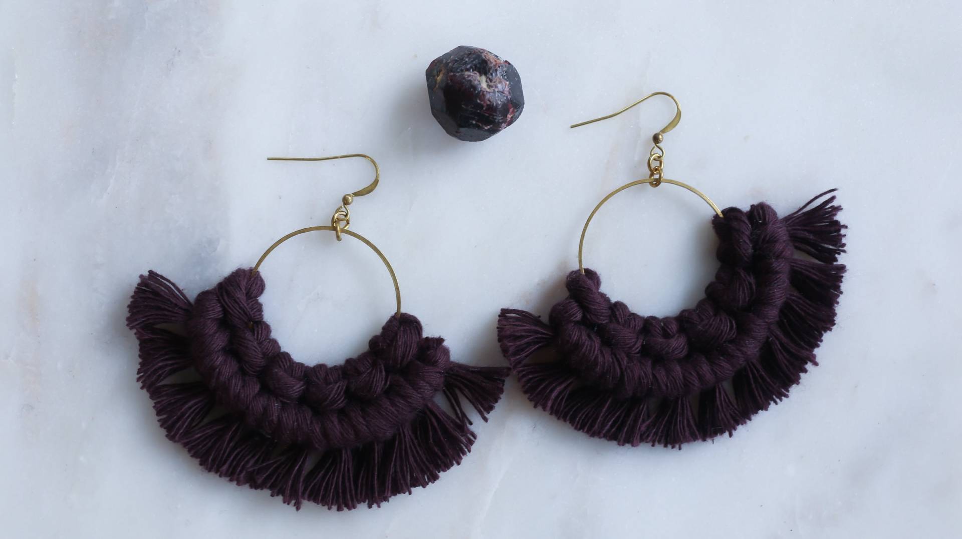 Makramee Fransen Ohrringe Mit Gold Reifen, Kleine, Leichte Ohrringe, Boho Schmuck, Statement Makramee Fransen Ohrringe Mit Gold Reifen, Kleine, Leichte Ohrringe, Boho Schmuck, Statement von BespokeMacrame