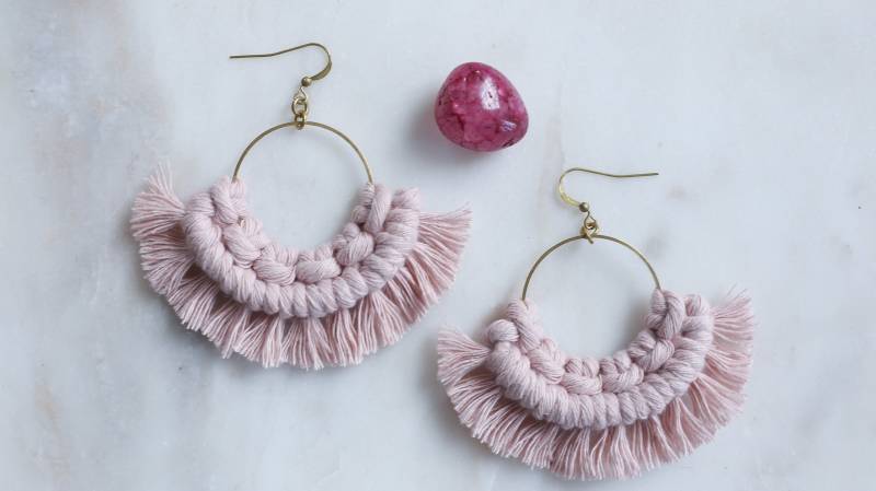 Makramee Fransen Ohrringe Mit Gold Reifen || Klein| Makramee Fransen Ohrringe Mit Gold Reifen || Klein| von BespokeMacrame