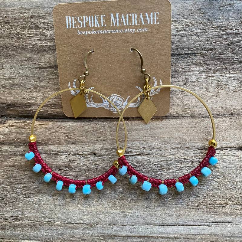 Mikro Makramee Perlen Messing Hoop Und Charm Ohrringe, Statement Boho Accessoires, Einzigartige Ohrringe von BespokeMacrame