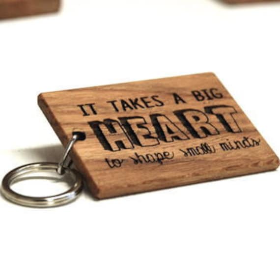 Großes Herz Schlüsselanhänger - Geschenk Für Lehrer Personalisiert Durchdachtes Holz Eiche Holzgravur Großes Herz Schlüsselanhänger - Geschenk Für Lehrer Personalisiert Durchdachtes Holz Eiche Holzgravur von BespokeandOakCo