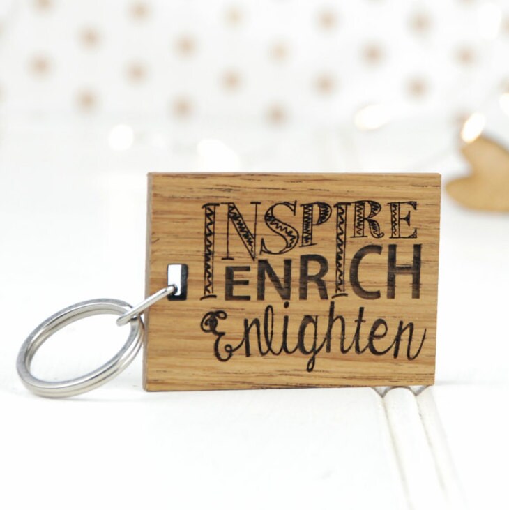 Inspirieren, Bereichern Und Erleuchten Schlüsselanhänger - Geschenk Für Lehrer Personalisiert Nachdenkliches Hölzerner Schlüsselring Neuer Job Inspirieren, Bereichern Und Erleuchten Schlüsselanhänger - Geschenk Für Lehrer Personalisiert Nachdenkliches Hölzerner Schlüsselring Neuer Job von BespokeandOakCo