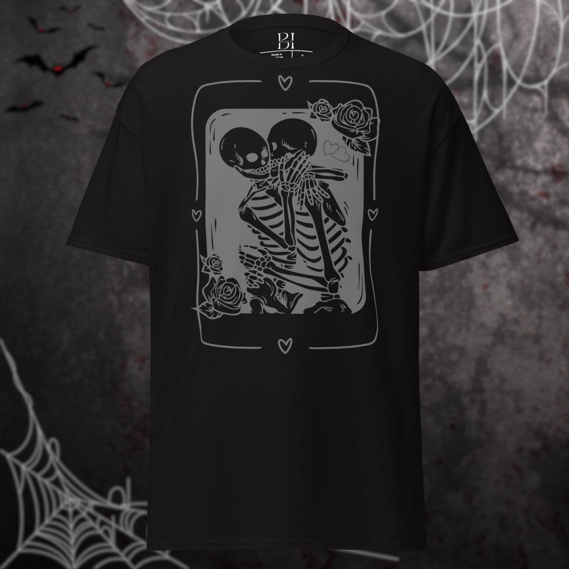 Skelett Liebesgeflüster - T-Shirt | Geschenkidee Halloween Tshirt Gruseliges Shirt Ewige Liebe Bootiful Liebesbeweis von BesserIstDE
